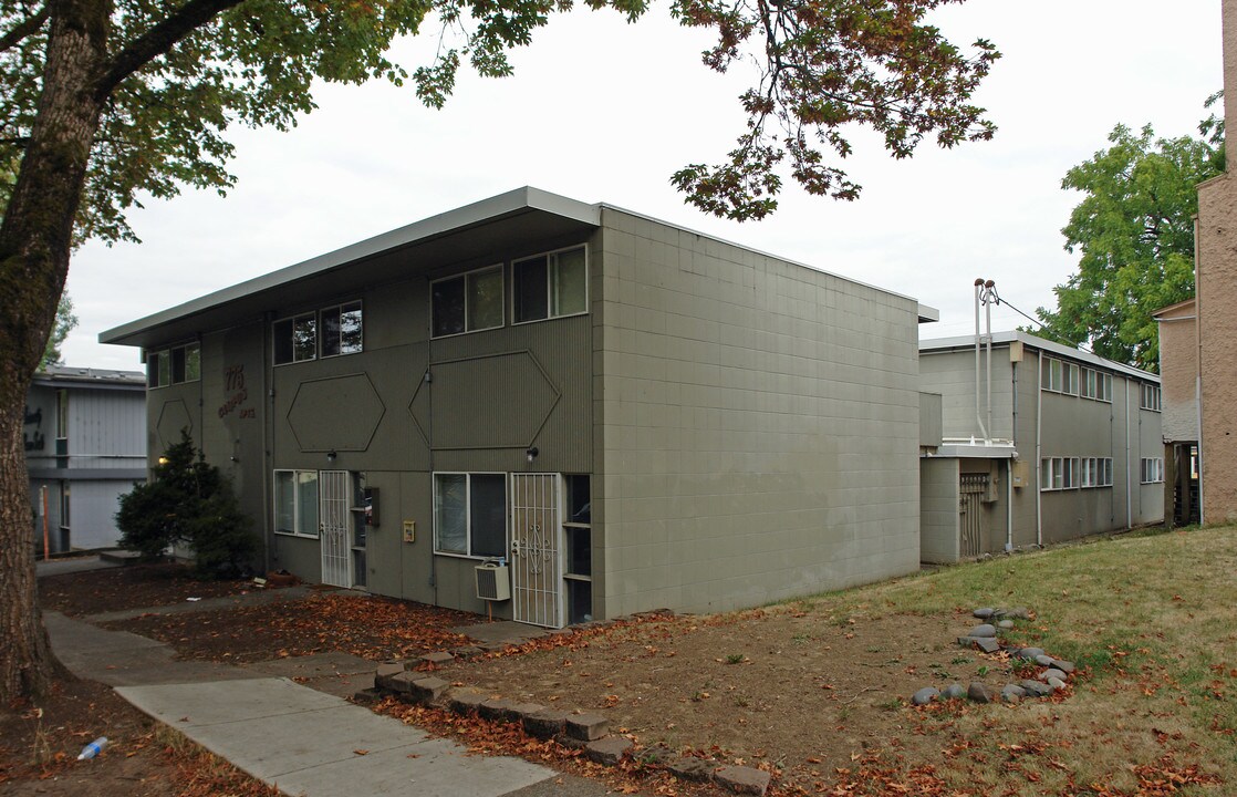 Campus Apartments in Eugene, OR - Building Photo