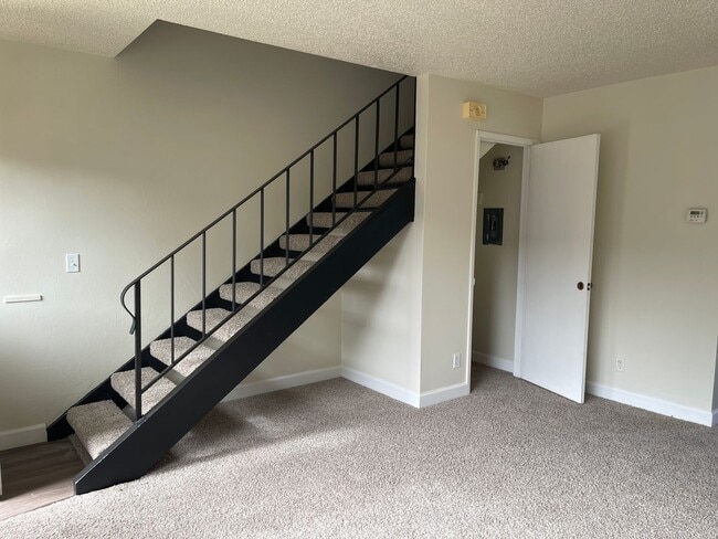 1323 Edwards Ave in Santa Rosa, CA - Foto de edificio - Building Photo