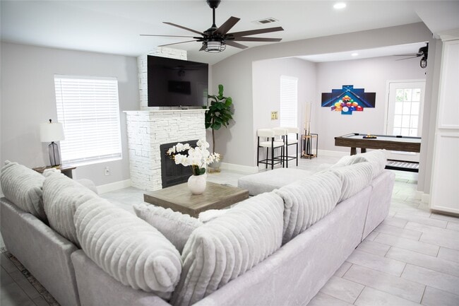 12218 Hillcroft St in Houston, TX - Building Photo - Building Photo