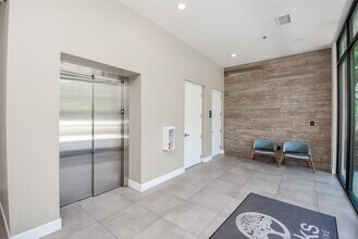 4820 Caroline St, Unit 407 in Houston, TX - Building Photo - Building Photo