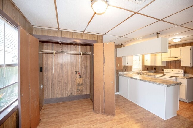 property at 1805 Oriole Dr