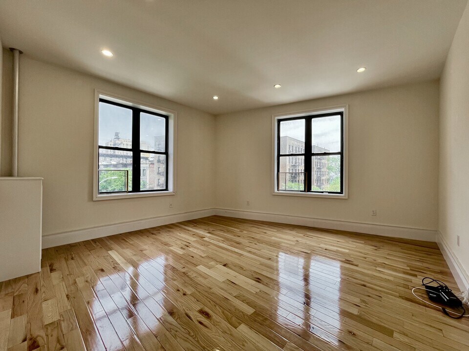 935 St Nicholas Ave in New York, NY - Building Photo