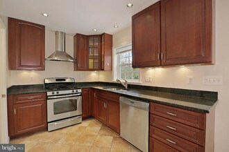 11017 Marcliff Rd in Rockville, MD - Foto de edificio - Building Photo