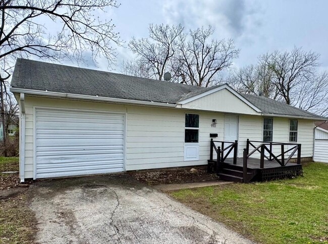 910 Skyline Dr in Danville, IL - Building Photo - Building Photo