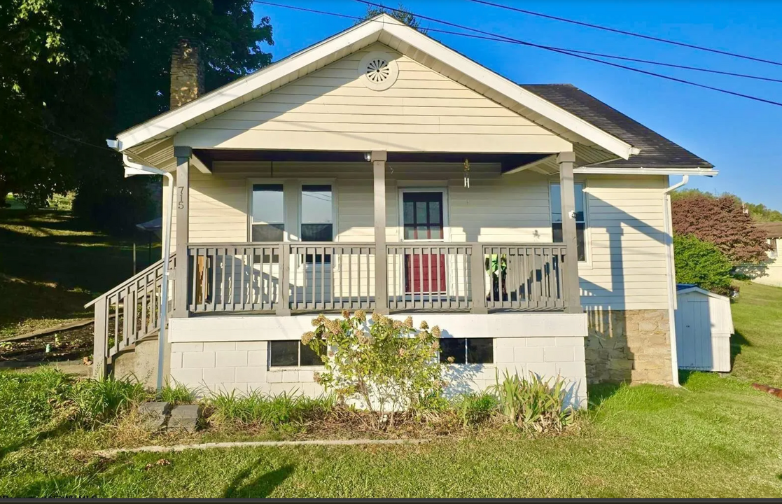 715 Washington St in Barrackville, WV - Building Photo