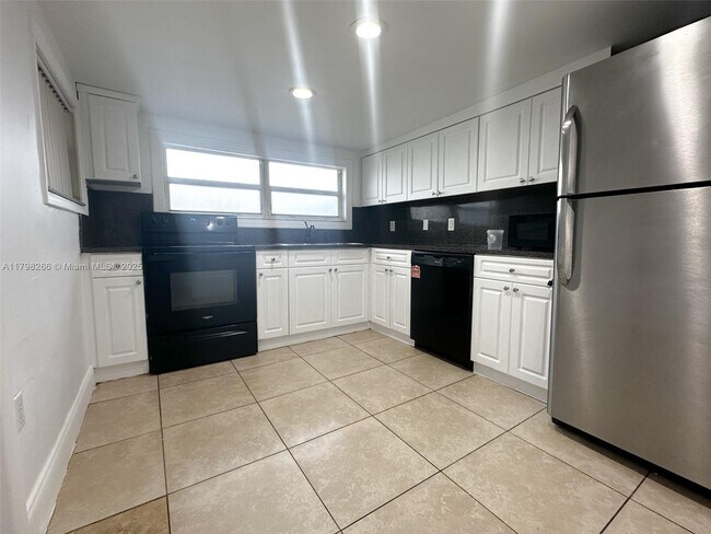 2811 NW 88th St in Miami, FL - Building Photo - Building Photo