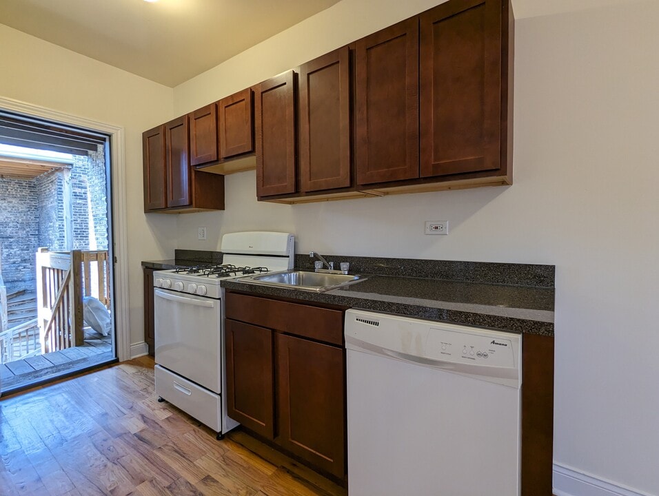 630 W Cornelia Ave, Unit S3 in Chicago, IL - Building Photo