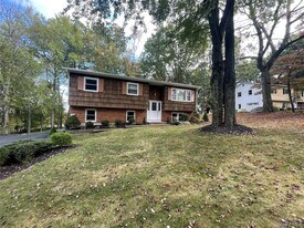 17 Woodrum Dr in Stony Point, NY - Building Photo