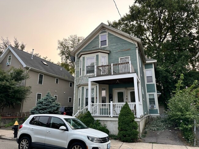 44 Tuttle St, Unit 1 in Boston, MA - Foto de edificio - Building Photo