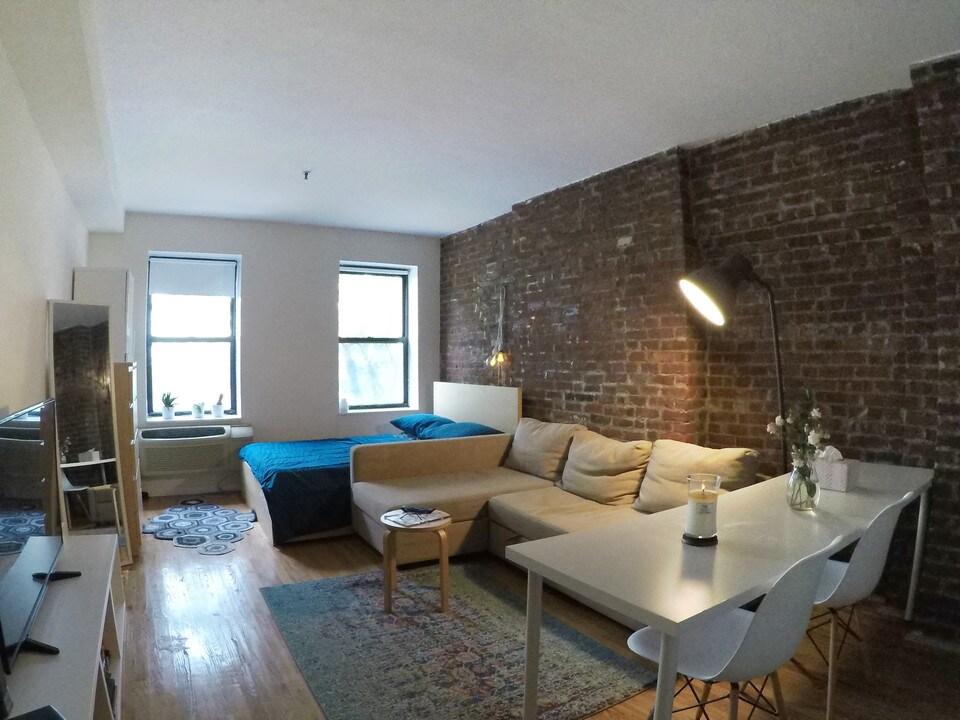 416 W 49th St in New York, NY - Building Photo