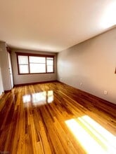 331 Boxwood Ct in Elizabeth, NJ - Building Photo - Building Photo