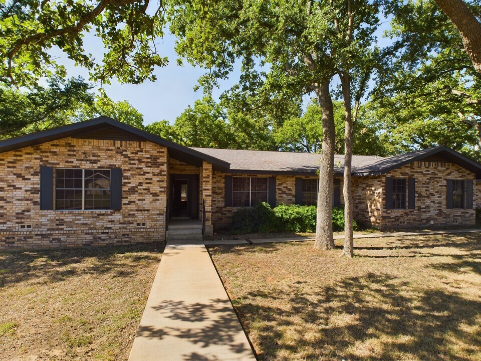 2020 Briarwood Cir in Fredericksburg, TX - Foto de edificio