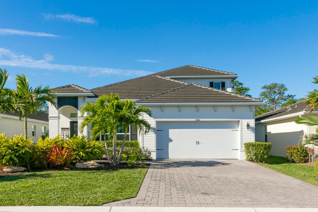 4660 SW Ardsley Dr in Stuart, FL - Foto de edificio