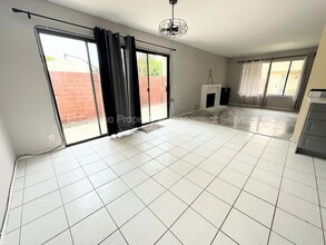 955 Lamark Ln in Anaheim, CA - Building Photo - Building Photo