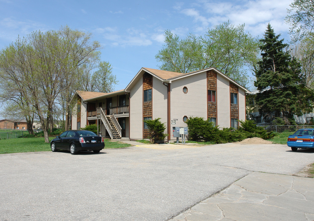 1504 Wilshire Dr in Bellevue, NE - Building Photo