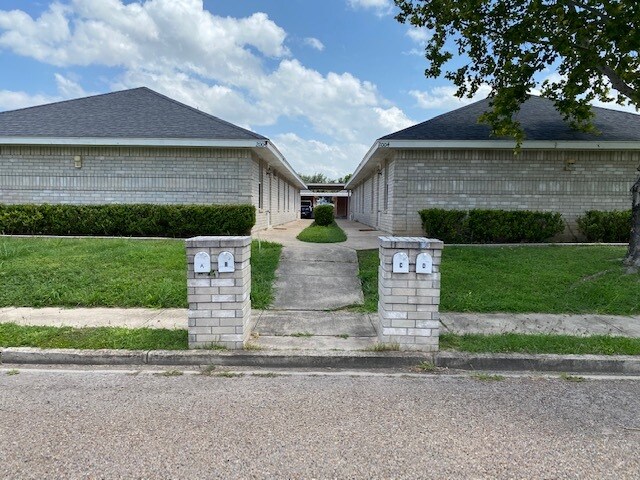 2004 Angus St, Unit D in Mission, TX - Foto de edificio
