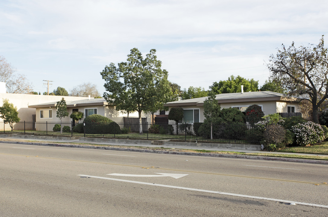 1009 E Grand Ave in Escondido, CA - Building Photo