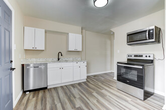 Townhomes on James and Fair in Columbus, OH - Building Photo - Building Photo