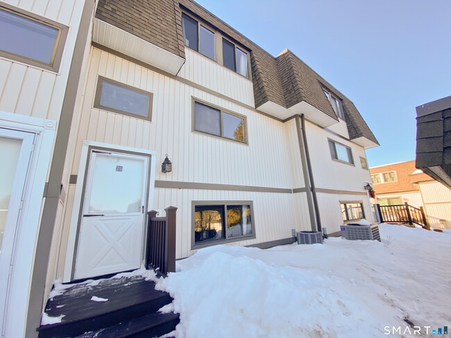 29 Salmon Run in Suffield, CT - Building Photo - Building Photo