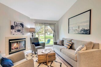 2555 Youngs Ave in Southold, NY - Foto de edificio - Building Photo