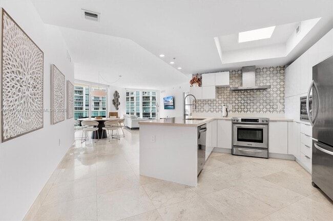 200 Sunny Isles Blvd in Sunny Isles Beach, FL - Building Photo - Building Photo