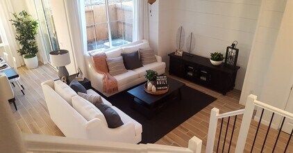 1826 Yellowwood Ave in Sacramento, CA - Foto de edificio - Building Photo