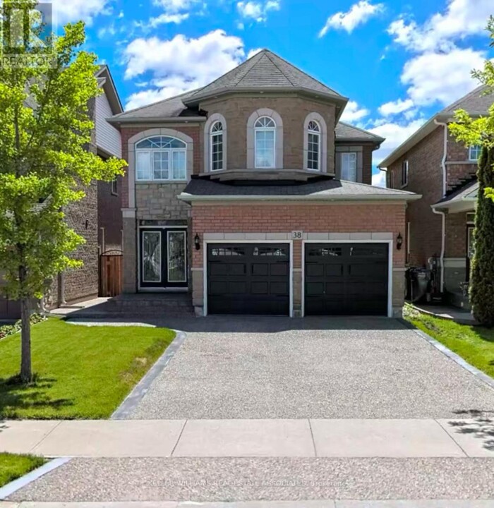 38 Saffron Crescent in Brampton, ON - Building Photo