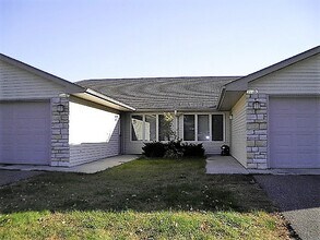 594 W 8th St, Unit A in New Richmond, WI - Building Photo - Building Photo