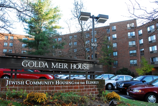 Golda Meir House 62+ Senior Housing in Auburndale, MA - Foto de edificio