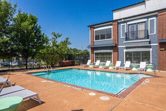 Midtown Urban in Arlington, TX - Foto de edificio - Building Photo