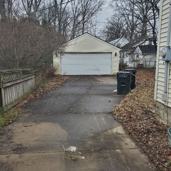 407 Cambridge Ave in Elyria, OH - Foto de edificio - Building Photo