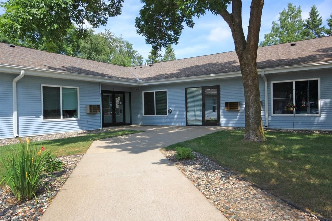 Oakcrest Manor Apartments in Brainerd, MN - Building Photo