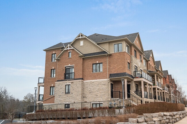 199 Pine Grove Rd in Vaughan, ON - Building Photo - Building Photo