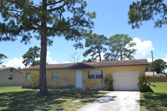 2754 Seneca Ave in Fort Pierce, FL - Building Photo - Building Photo