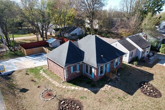 830 E Sunshine St in Springfield, MO - Building Photo - Building Photo