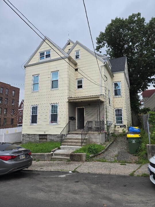 53 Cooke St in Waterbury, CT - Building Photo