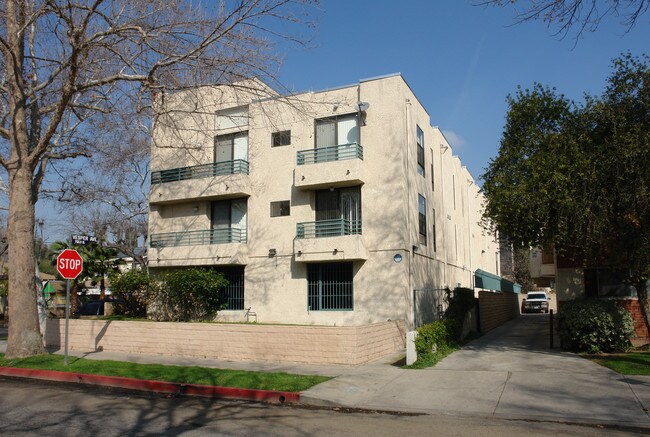 7038 Vesper Ave in Van Nuys, CA - Building Photo - Building Photo