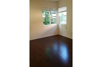 16716 Tim Ln in Van Nuys, CA - Foto de edificio - Building Photo