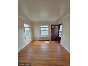 2056 Bayard Ave in St. Paul, MN - Foto de edificio - Building Photo