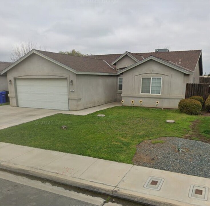 1274 Date Ave in Porterville, CA - Building Photo