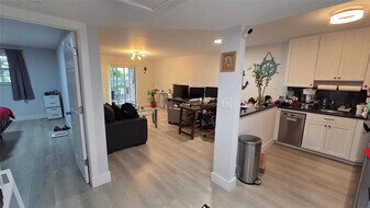 101 E McNab Rd in Pompano Beach, FL - Building Photo