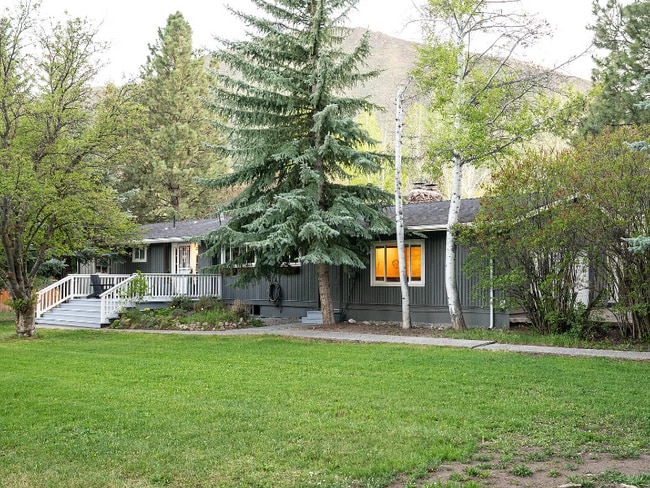 property at 911 Queen of the Hills Dr