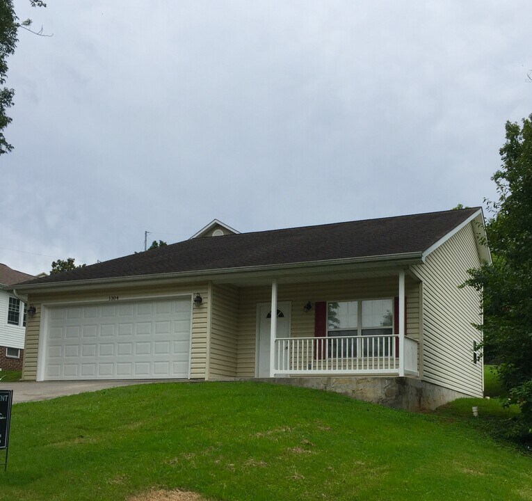 1304 Goldleaf St in Maryville, TN - Building Photo
