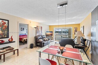 2200 Diana Dr in Hallandale Beach, FL - Building Photo - Building Photo