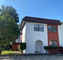 910 Big Tree Rd in South Daytona, FL - Building Photo