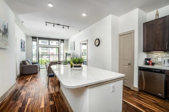 1125 Pierce St in Houston, TX - Building Photo - Building Photo