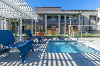 Hidden Falls Apartments in Lancaster, CA - Foto de edificio - Building Photo