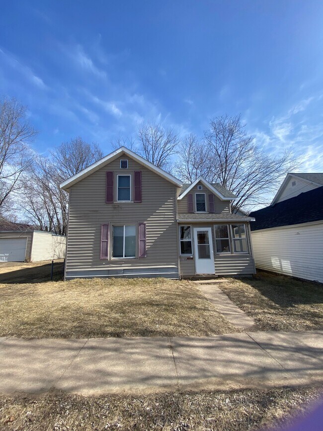 1216 6th St E Menomonie, WI Rentals