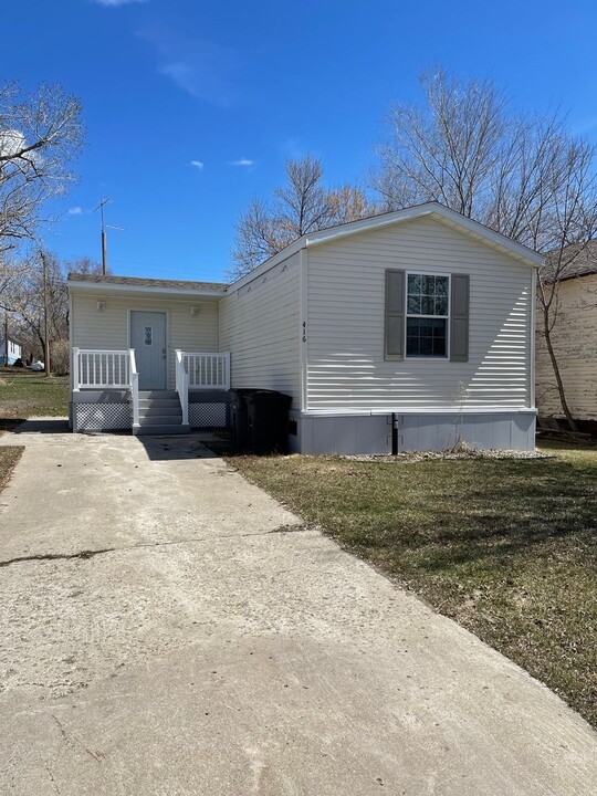 416 2nd Ave NE in Kenmare, ND - Building Photo