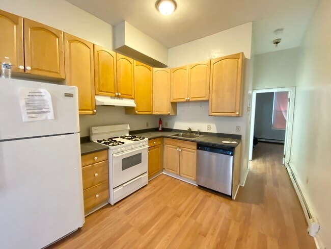 96 Hammond St, Unit 3 in Boston, MA - Foto de edificio - Building Photo